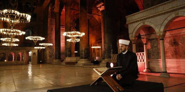 Φιέστα-πρόκληση Ερντογάν στην Αγία Σοφία: Διαβάστηκε προσευχή μέσα στο μνημείο