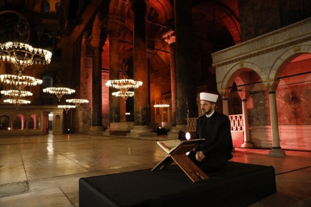 Φιέστα-πρόκληση Ερντογάν στην Αγία Σοφία: Διαβάστηκε προσευχή μέσα στο μνημείο