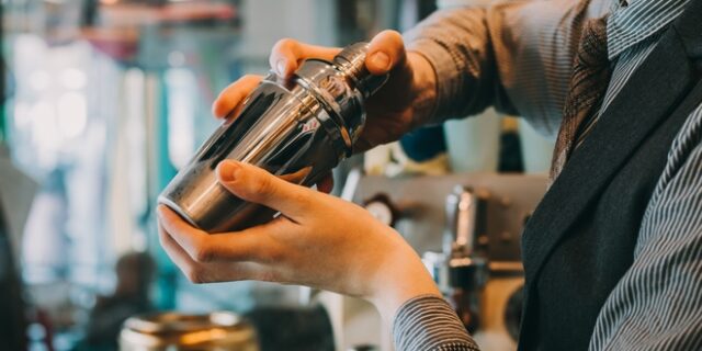 “Πάμε πλατεία” για take away ποτά: Επεισόδια, βαριές καμπάνες και ανησυχία