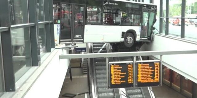 “Κινηματογραφικές” σκηνές στο Αμβούργο – Λεωφορείο καρφώθηκε σε σταθμό Μετρό