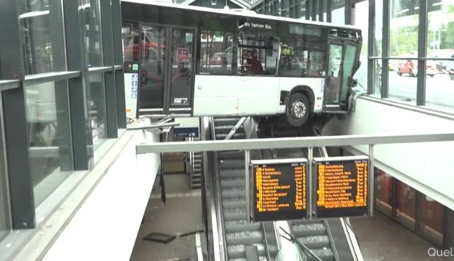 “Κινηματογραφικές” σκηνές στο Αμβούργο – Λεωφορείο καρφώθηκε σε σταθμό Μετρό