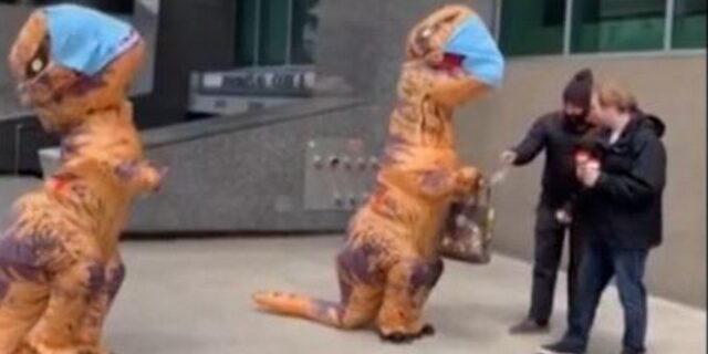 Καναδάς: Μητέρα και κόρη μοίρασαν μάσκες ντυμένες δεινόσαυροι