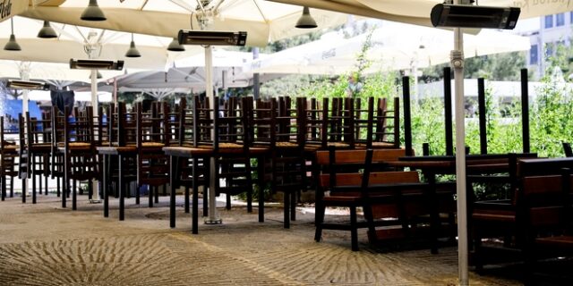 Άδειες Καρέκλες: Κίνημα σε πάνω από 50 κεντρικές πλατείες σε όλη την Ελλάδα