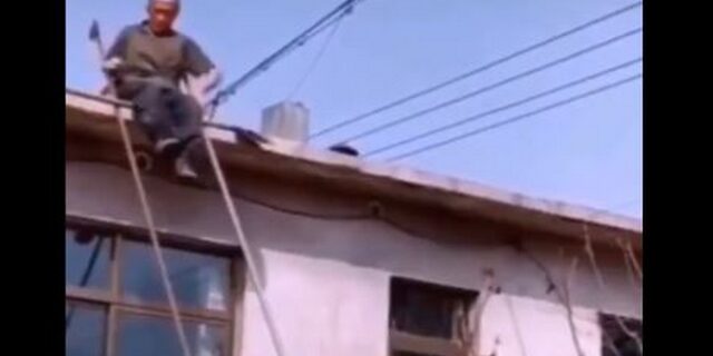 Πώς να κατέβεις από τη στέγη χωρίς σκάλα – Ένας παππούς δείχνει τον τρόπο