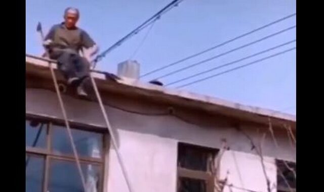 Πώς να κατέβεις από τη στέγη χωρίς σκάλα – Ένας παππούς δείχνει τον τρόπο
