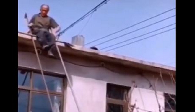 Πώς να κατέβεις από τη στέγη χωρίς σκάλα – Ένας παππούς δείχνει τον τρόπο