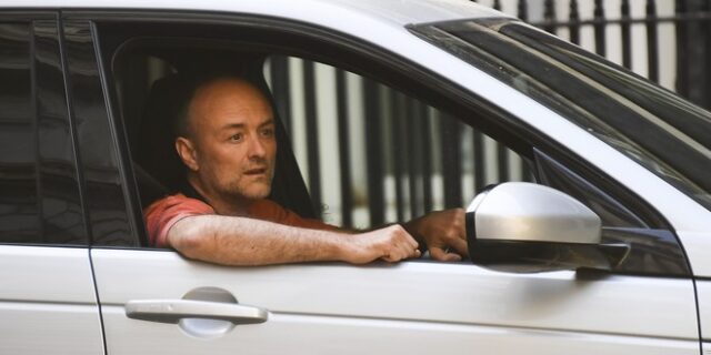 Αμετανόητος δηλώνει ο Κάμινγκς – Στήριξη από Τζόνσον