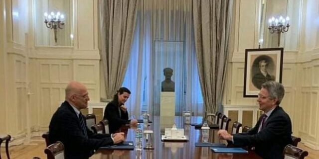 Συνάντηση Δένδια – Πάιατ για κορονοϊό και Τουρκία