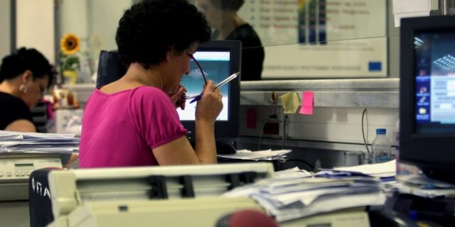 Κορονοϊός: Υποχρεωτική η μάσκα στις δημόσιες υπηρεσίες – Τηλεργασία για τις ευπαθείς ομάδες