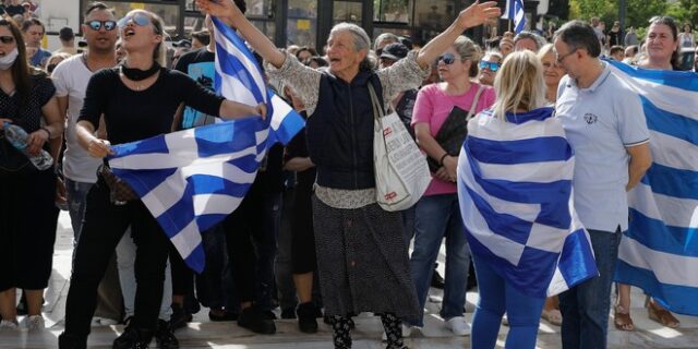 Κορονοϊός: Η μοναδική χώρα που ξεπερνά την Ελλάδα σε αρνητές και συνωμοσιολόγους