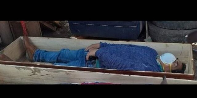 Αξεπέραστος: Δήμαρχος έκανε τον νεκρό μέσα σε φέρετρο για να μην συλληφθεί