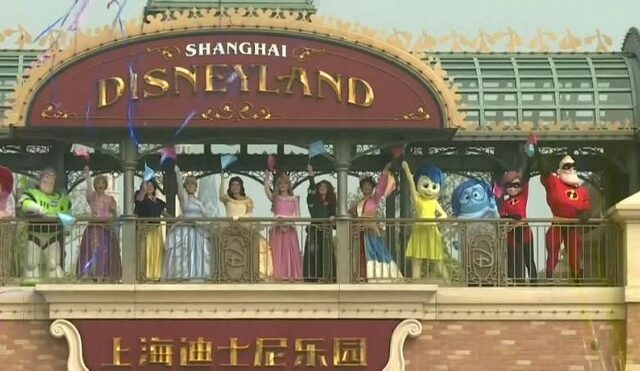 Άνοιξε ξανά τις πύλες της η Disneyland της Σαγκάης