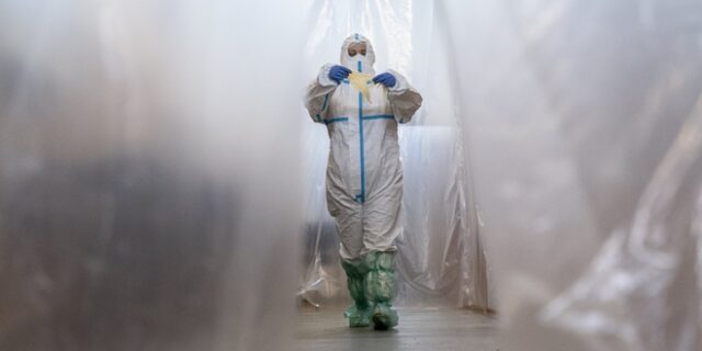 Νέα κανονικότητα στην Ελλάδα, μάχη για το εμβόλιο παγκοσμίως