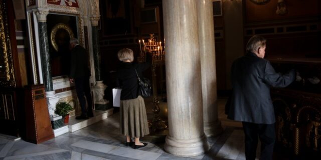 Με τρεις λειτουργίες ανοίγουν οι εκκλησίες στον Βόλο