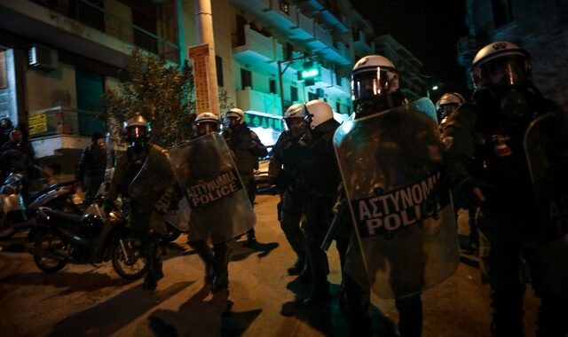 Μυτιλήνη: Βαριές κατηγορίες για 20 πολίτες που επιτέθηκαν σε αστυνομικούς