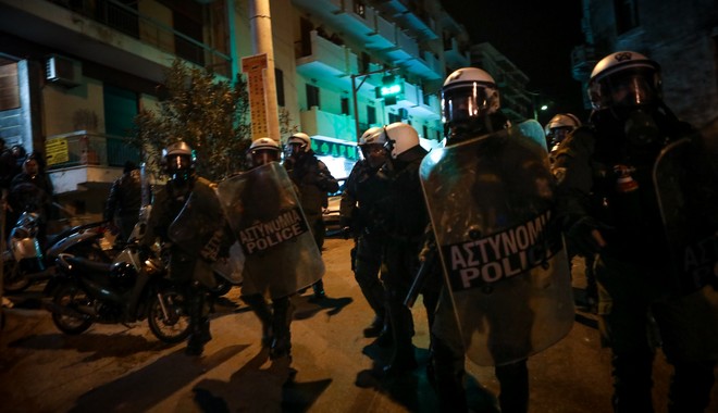 Μυτιλήνη: Βαριές κατηγορίες για 20 πολίτες που επιτέθηκαν σε αστυνομικούς