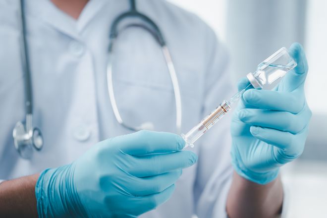Κορονοϊός: Ποιο το πλαίσιο έγκρισης των εμβολίων – Τι ισχύει με τα διαγνωστικά τεστ πριν την πτήση