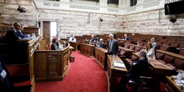 Πολιτικό “γύρω-γύρω όλοι” και στη μέση ο Στουρνάρας