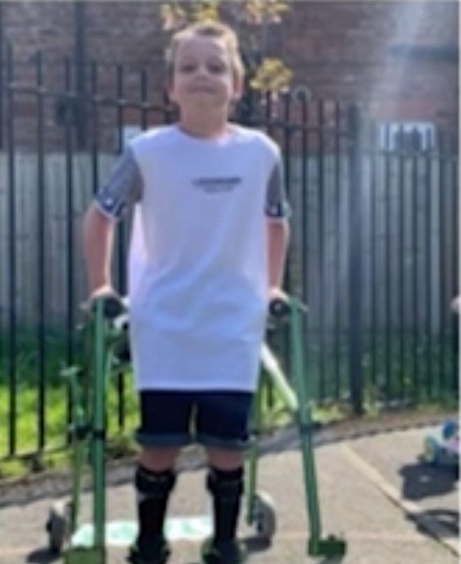 Μεγάλη Βρετανία: Αγόρι με εγκεφαλική παράλυση συγκεντρώνει 65.000 ευρώ για τον κορονοϊό