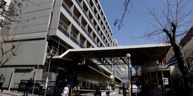 Συναγερμός στον Ευαγγελισμό: Δεκάδες κρούσματα κορονοϊού σε υγειονομικούς – “Παγώνουν” τα επισκεπτήρια