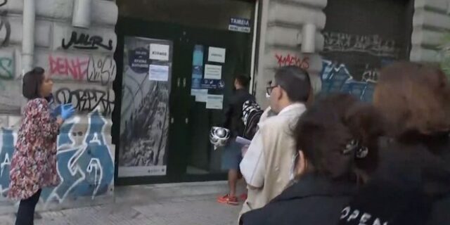 Ουρές για τους λογαριασμούς της ΕΥΔΑΠ – Υπ. Υποδομών: “Δεν θα κοπεί σε κανέναν το νερό”