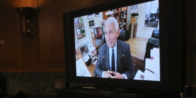 Πώς ο Φάουτσι “άδειασε” τον Τραμπ για τον κορονοϊό, χωρίς καν να πει το όνομά του