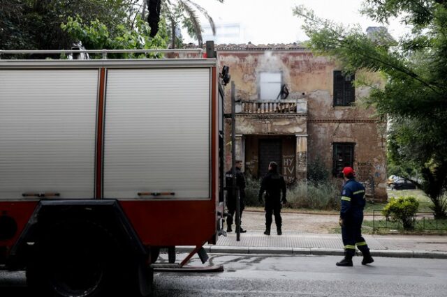 Υπό έλεγχο η φωτιά στο εγκαταλελειμμένο παλιό αρχοντικό στα Πατήσια