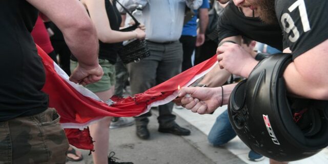 ΥΠΕΞ: Αντίθετο με τον ελληνικό πολιτισμό το κάψιμο σημαίας