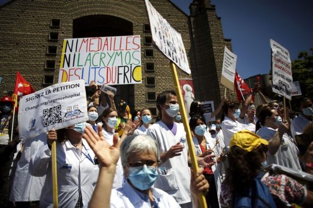 Γαλλία: Διαδήλωση επαγγελματιών υγείας – “Θέλουμε χρήματα, όχι παράσημα”