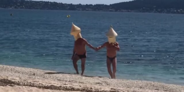 Γαλλία: Ντύθηκαν σημαδούρες για να σπάσουν την καραντίνα