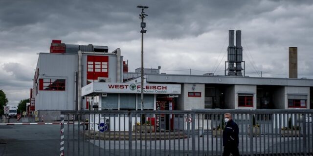 Σύγχρονη σκλαβιά: 200 εργαζόμενοι θετικοί, σε σφαγείο της Γερμανίας