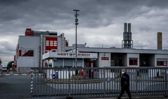 Σύγχρονη σκλαβιά: 200 εργαζόμενοι θετικοί, σε σφαγείο της Γερμανίας
