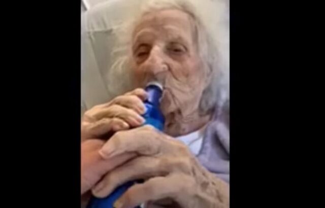 Το λέει η καρδιά της: Γιαγιά 103 ετών νίκησε τον κορονοϊό και το γιόρτασε με μια μπύρα