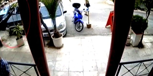 Επίθεση με βιτριόλι: Κάμερα “έπιασε” τη γυναίκα που το έριξε στη 34χρονη