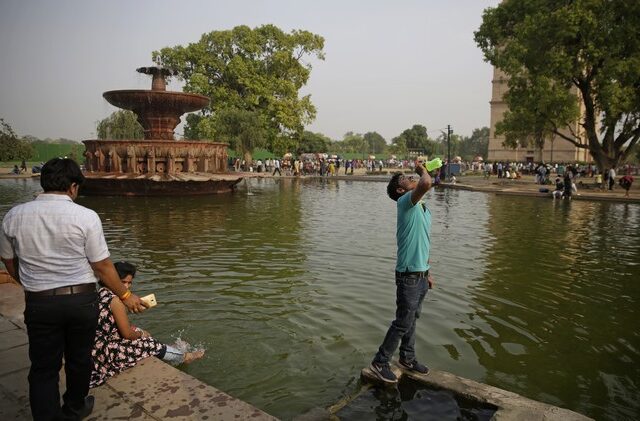 “Βράζει” η Ινδία: Κύμα καύσωνα με το θερμόμετρο να χτυπά 50 βαθμούς Κελσίου