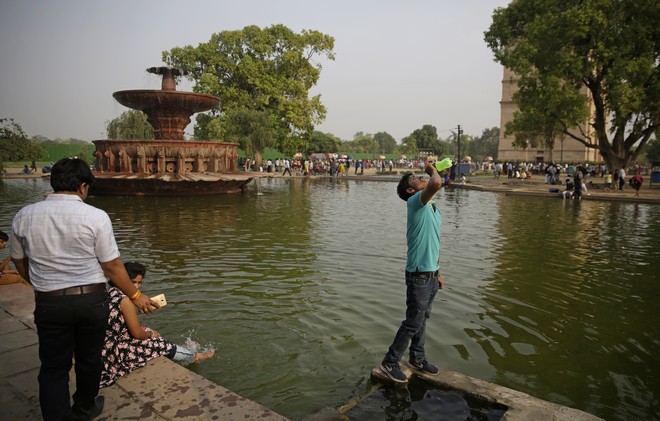 “Βράζει” η Ινδία: Κύμα καύσωνα με το θερμόμετρο να χτυπά 50 βαθμούς Κελσίου