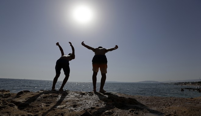 DW: Ελλάδα και Κύπρος “σώζουν” το καλοκαίρι των Ευρωπαίων