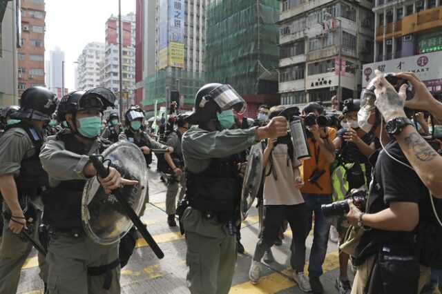 Χονγκ Κονγκ: Ακτιβιστές συγκρούστηκαν με αστυνομικούς σε εμπορικά κέντρα και δρόμους – 3 συλλήψεις