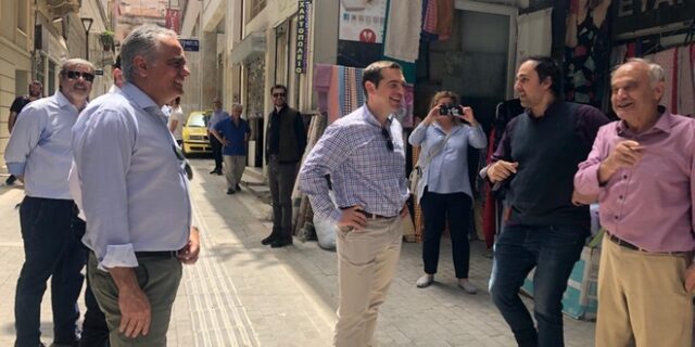 Τσίπρας: Χαλαρή βόλτα στην Αθήνα και συζήτηση με καταστηματάρχες