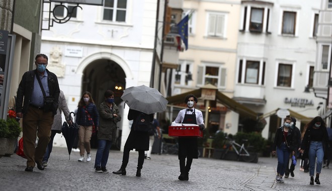 Ιταλία: Πάλι σε τριψήφιο νούμερο οι θάνατοι από κορονοϊό
