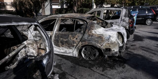Πυρκαγιά σε δύο ΙΧ οχήματα στη Νίκαια