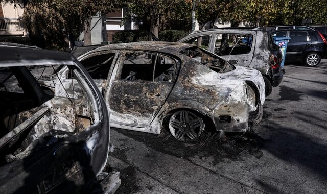 Πυρκαγιά σε δύο ΙΧ οχήματα στη Νίκαια