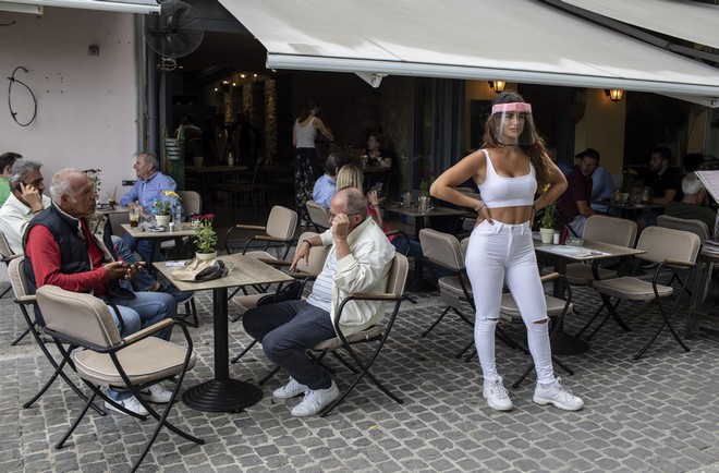 Η μεγάλη επιστροφή των Ελλήνων στις καφετέριες