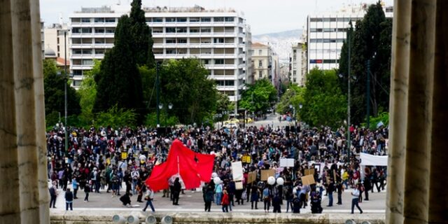 Μεγάλη συγκέντρωση καλλιτεχνών μπροστά στη Βουλή