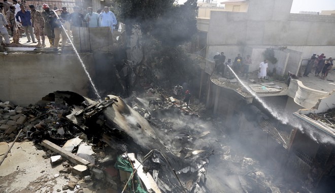Θαύμα μέσα στα συντρίμμια: Τουλάχιστον ένας επιζών από την συντριβή αεροσκάφους στο Πακιστάν