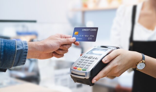 Τράπεζες: Παρατείνεται το όριο των €50 για τις ανέπαφες συναλλαγές