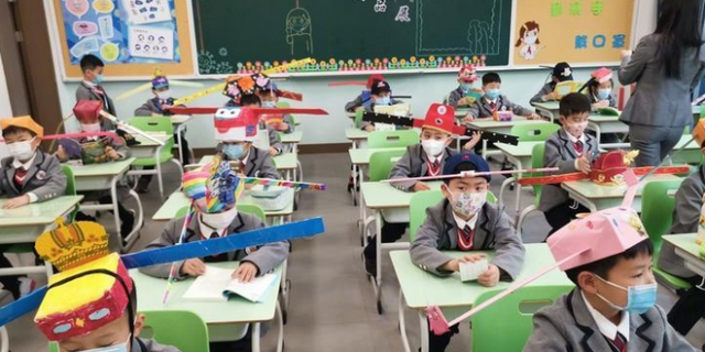 Κίνα: Καπέλα για τους μαθητές δημοτικού ώστε να διατηρούν τις αποστάσεις