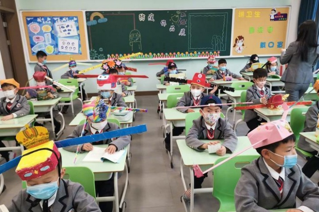 Κίνα: Καπέλα για τους μαθητές δημοτικού ώστε να διατηρούν τις αποστάσεις