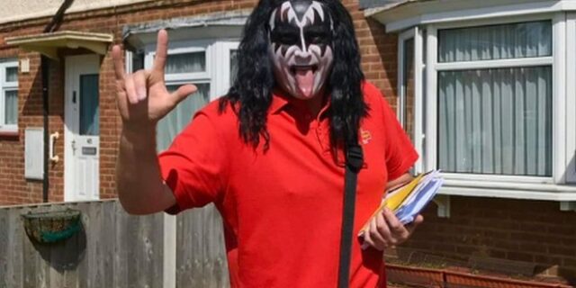 Ταχυδρόμος έκανε βάρδιες αλά Kiss για να εμψυχώσει τον κόσμο