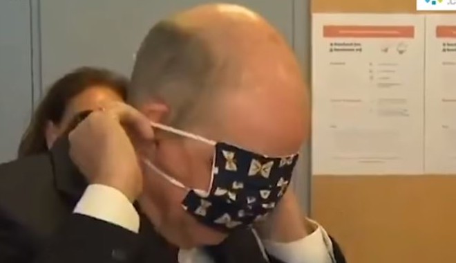 Γκάφα ολκής: Ο αντιπρόεδρος του Βελγίου δεν ήξερε πώς να βάλει τη μάσκα